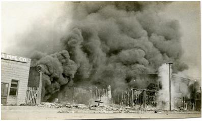 Smoke-billowing-during-the-1921-Tulsa-Race-Riot.jpg